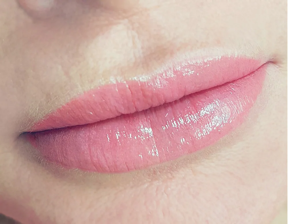 style w makijażu permanentnym ust – usta nude